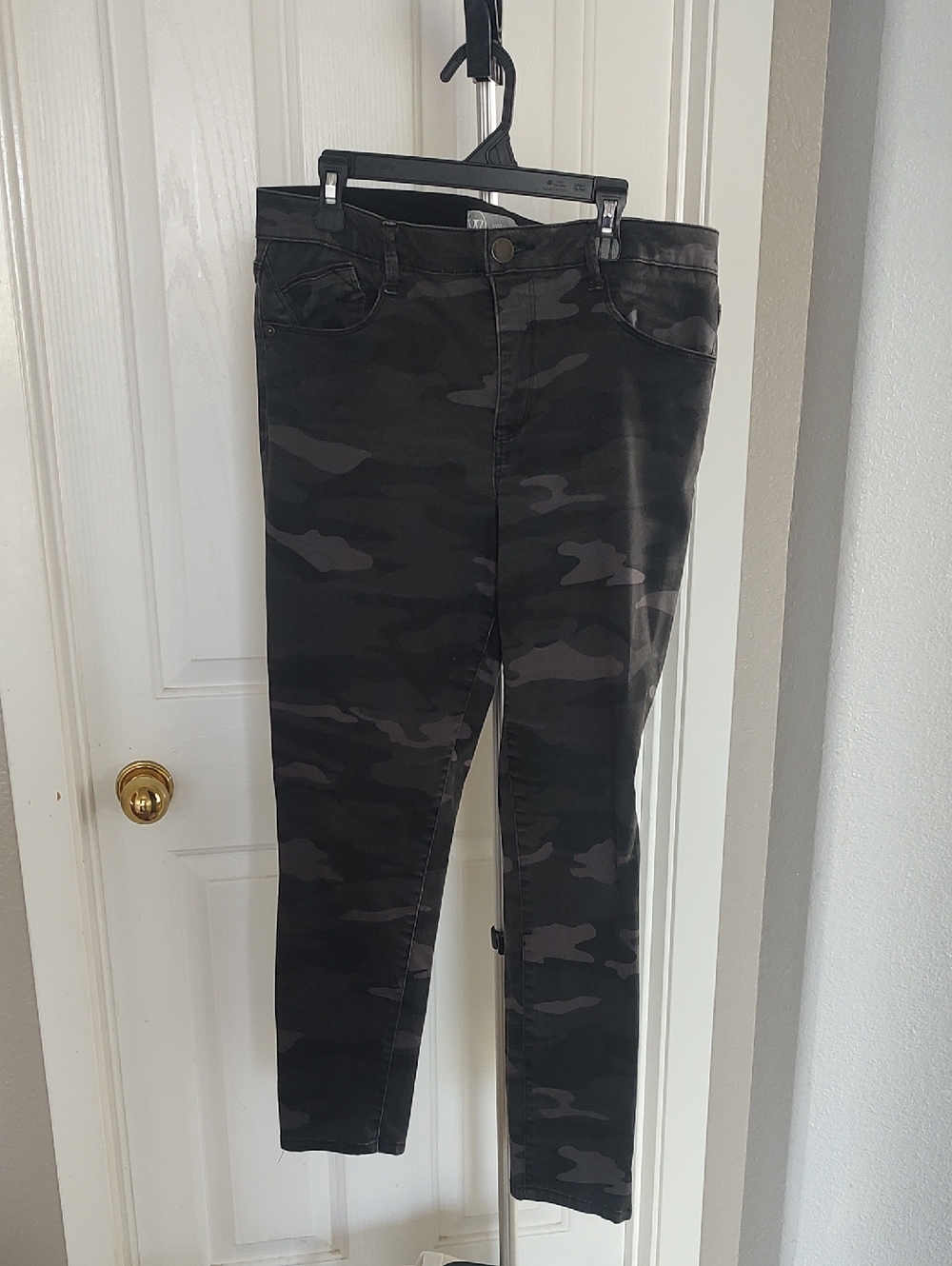 Wit & Wisdom Size 8Dark Grey Camouflage Skinny Jeans